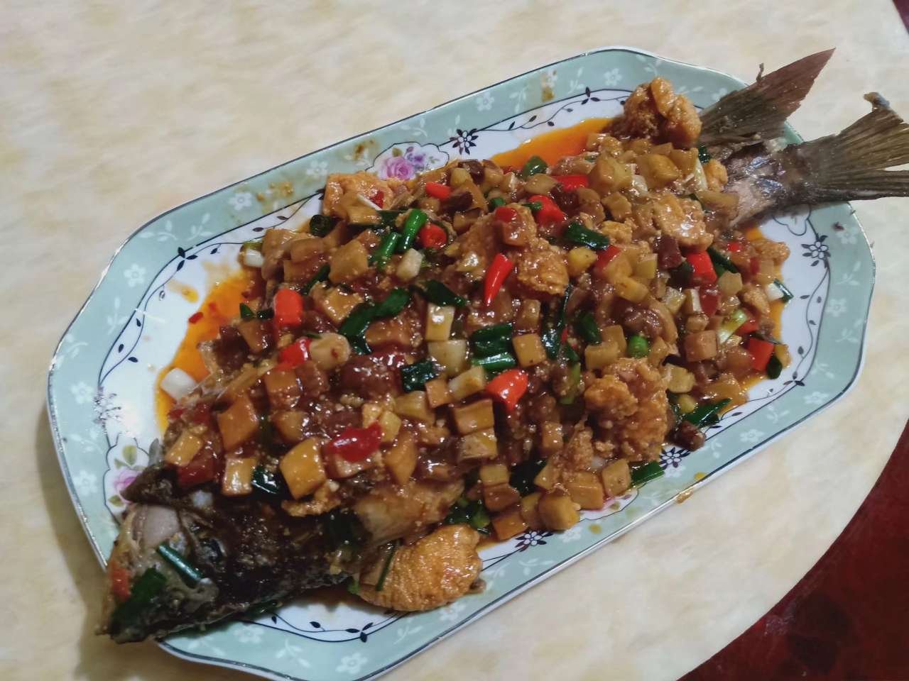 鯉魚一條打花刀碼味加姜蔥料酒去腥,炸至外表金黃炸幹,準備小料杏鮑菇