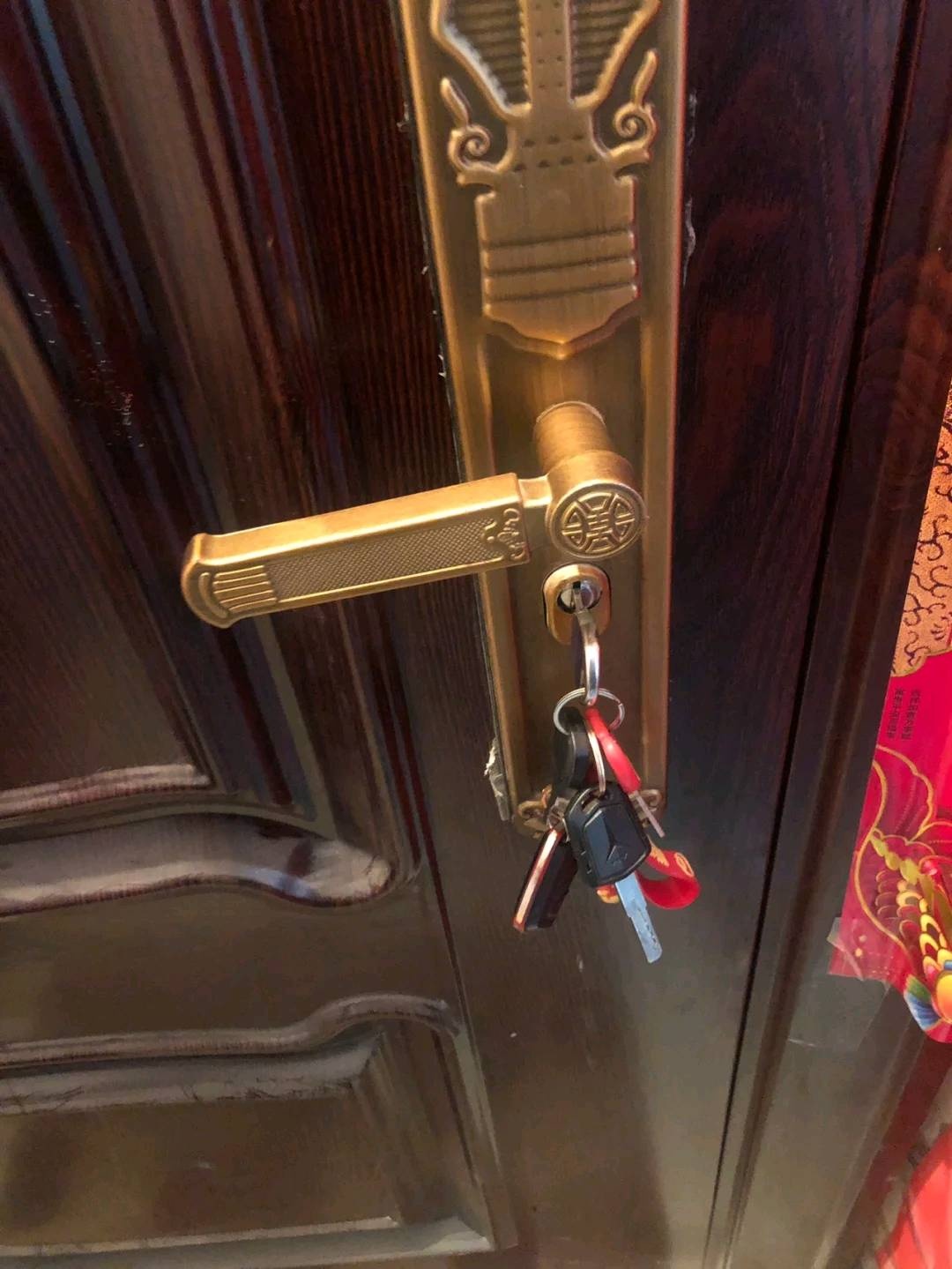 今天休息发现邻居的钥匙插门上没拔我要帮她拔了吗