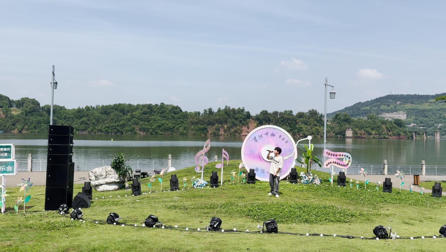 今晚东津沱滨江公园举行“星河节拍”音乐会，朋友们可以去约哟！