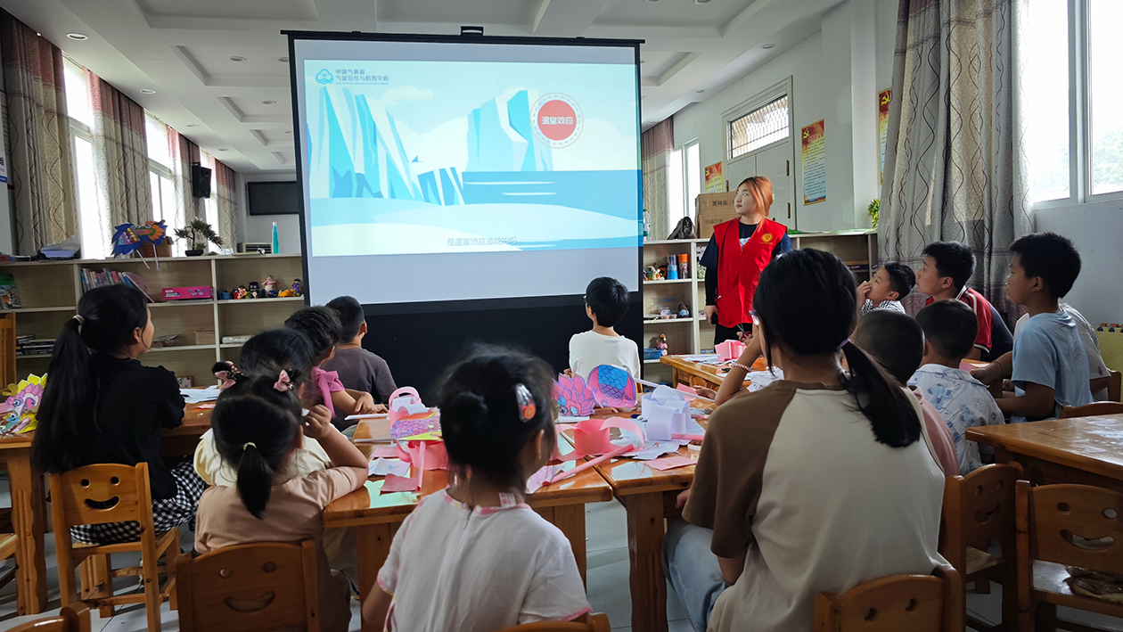 图4：图为团队成员为小朋友们讲解气候行动与水下生物保护宣传课程.png