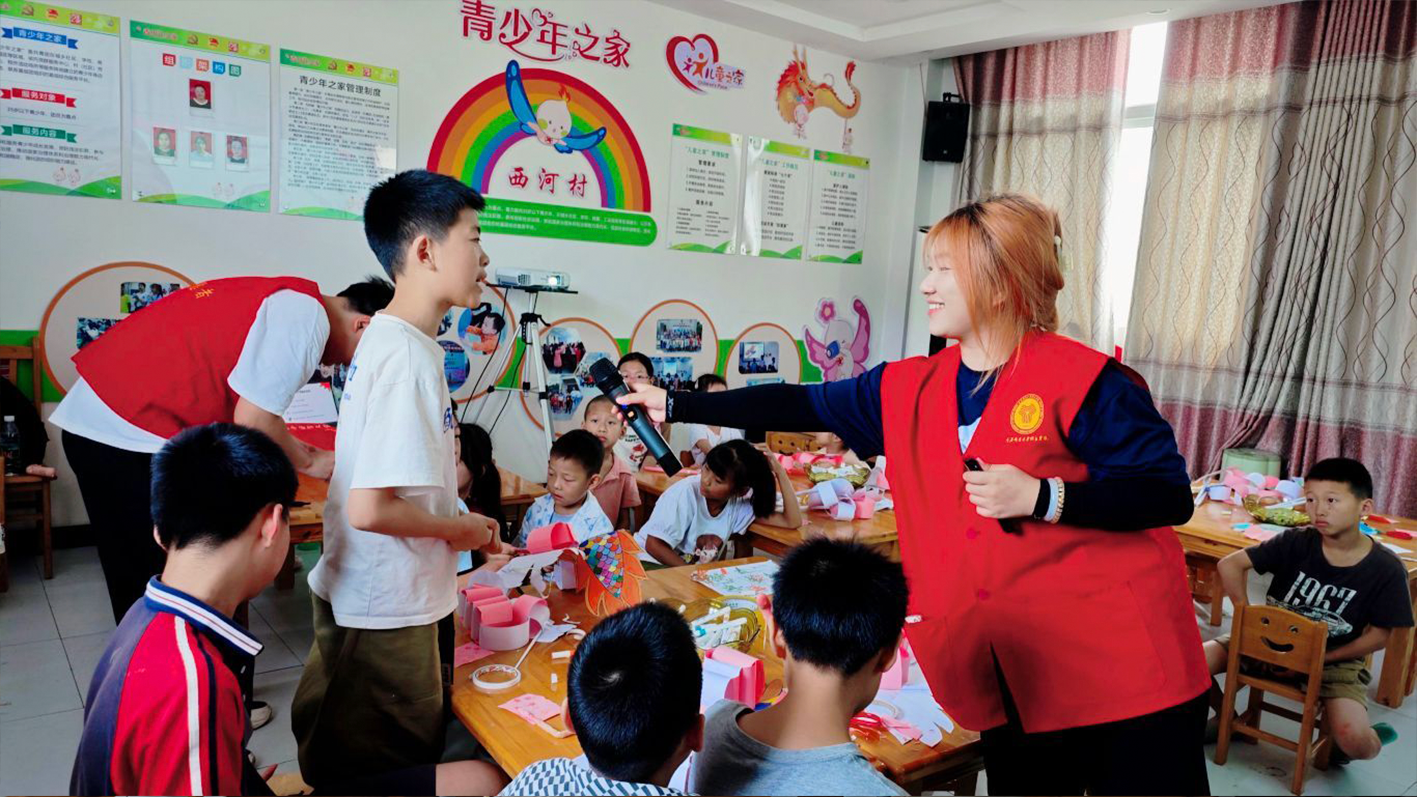 图5：图为小朋友积极回答问题.png