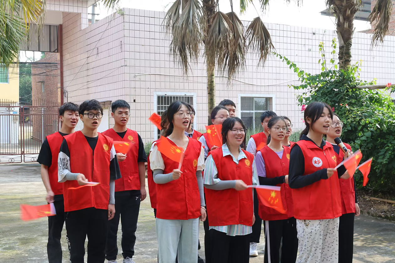 图6：图为团队队员为老人们表演节目.png