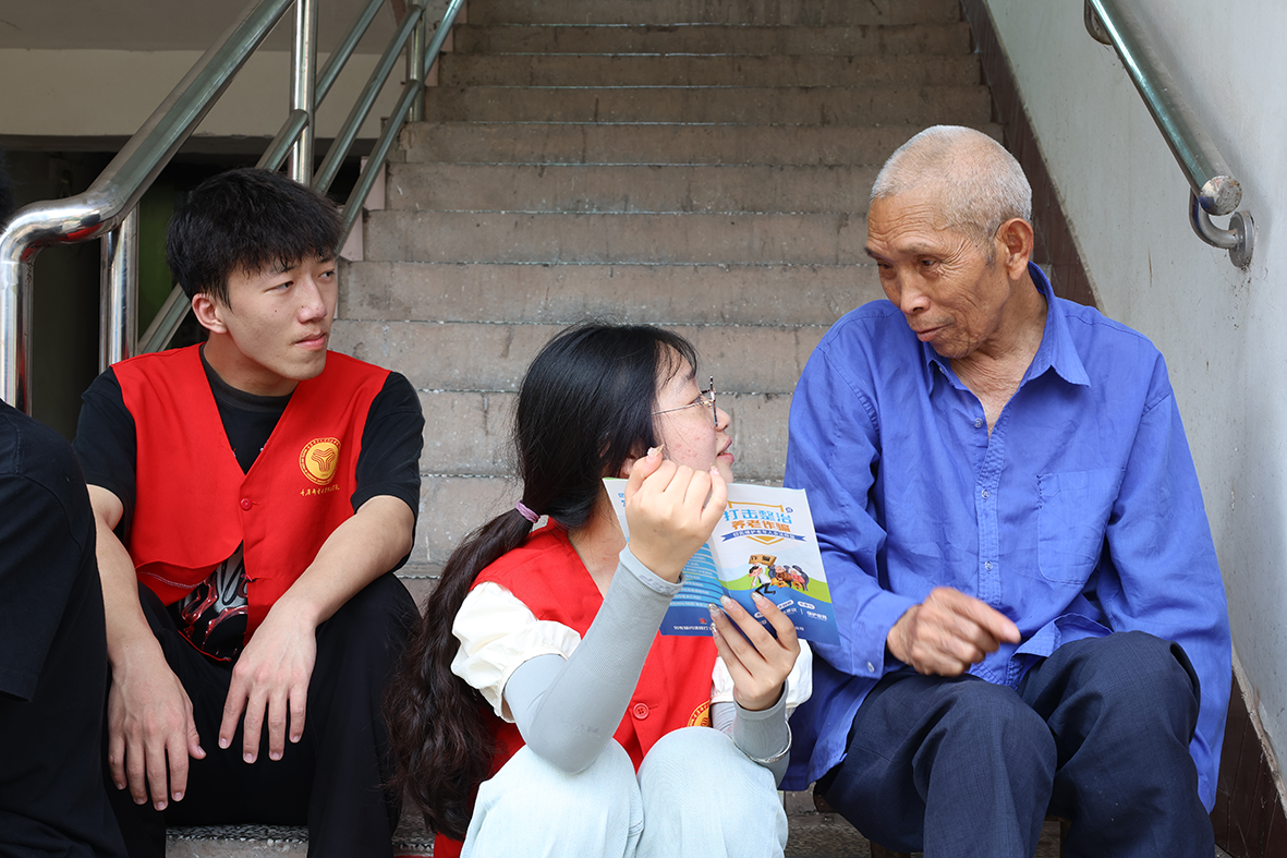图8：图为团队成员与老人彼此分享日常.png