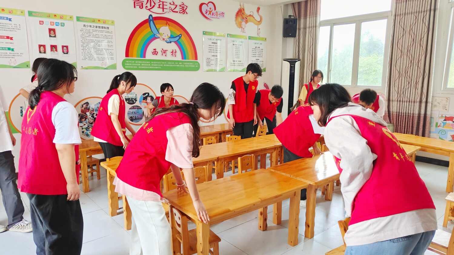 图4：图为队员们筹备暑期趣味课堂.jpg