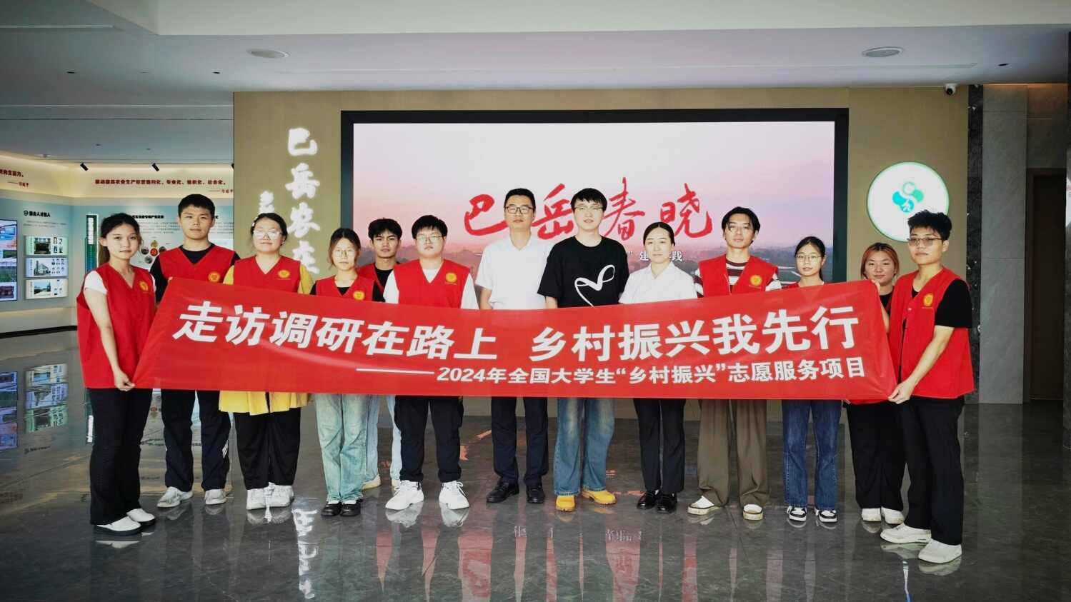 图5：图为团队成员与中国农业科学院蔬菜花卉研究所西南研发中心相关负责人的合影.jpg
