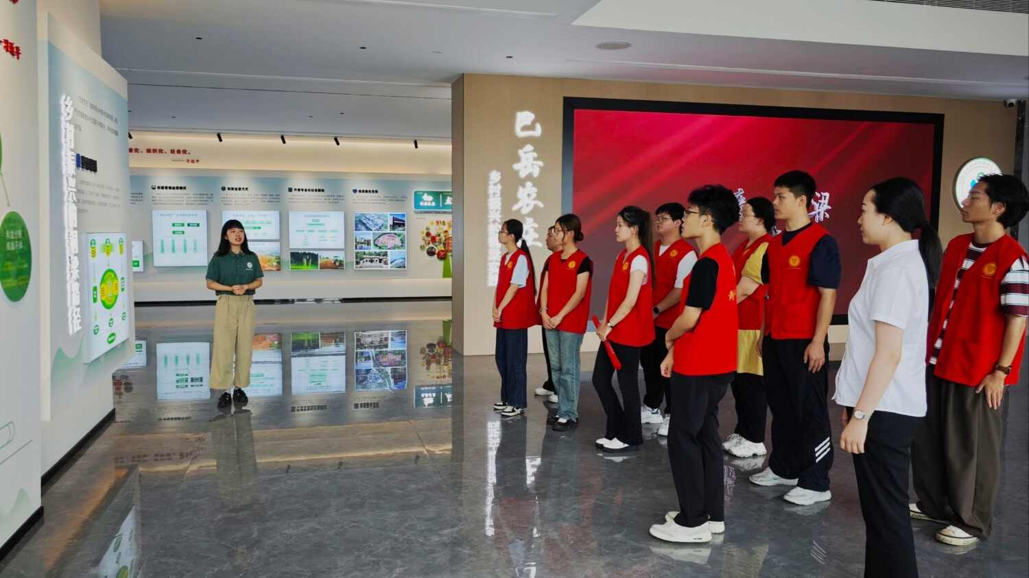 图6：图为相关工作人员为队员们讲解巴岳农庄.jpg