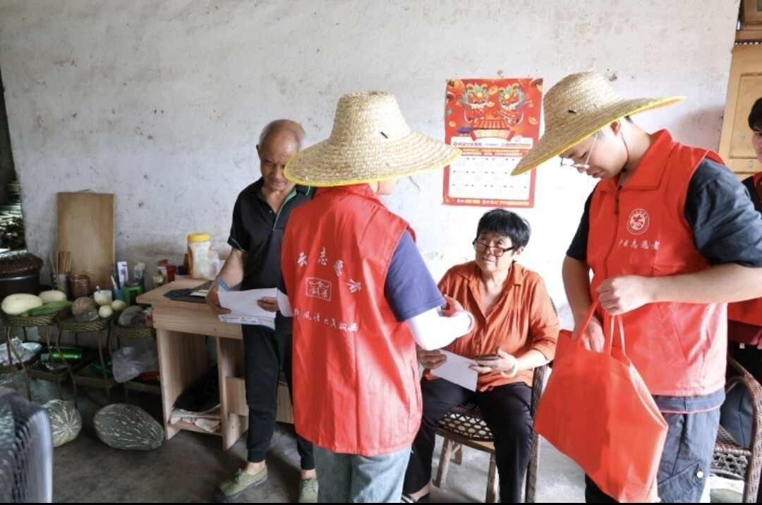 图4 为团队成员在西河镇进行问卷调查.jpg