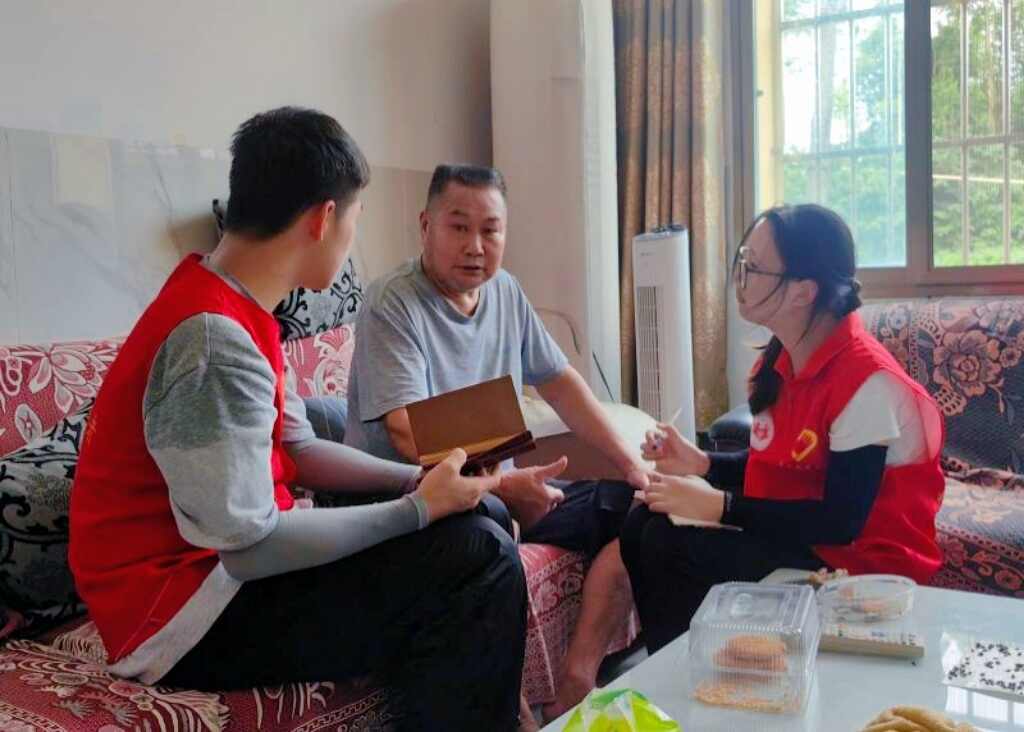 图5  团队成员采访退伍老兵.jpg