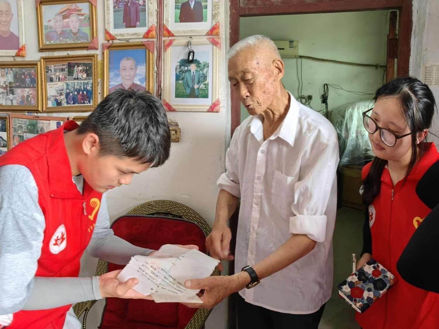 图6  团队成员和退伍老兵共同探寻红色记忆.jpg