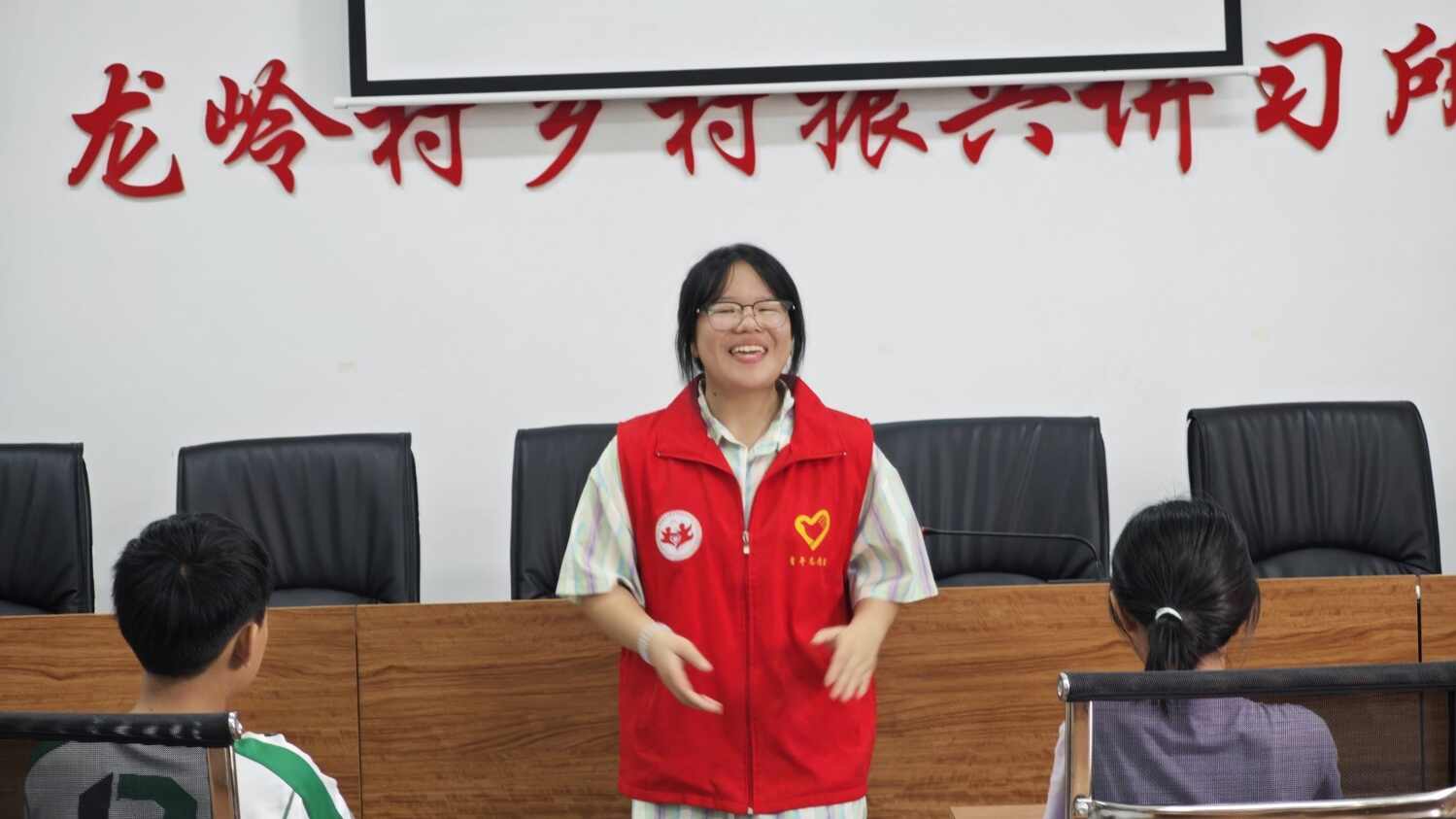 图4：图为团队成员公益课堂讲课.jpg
