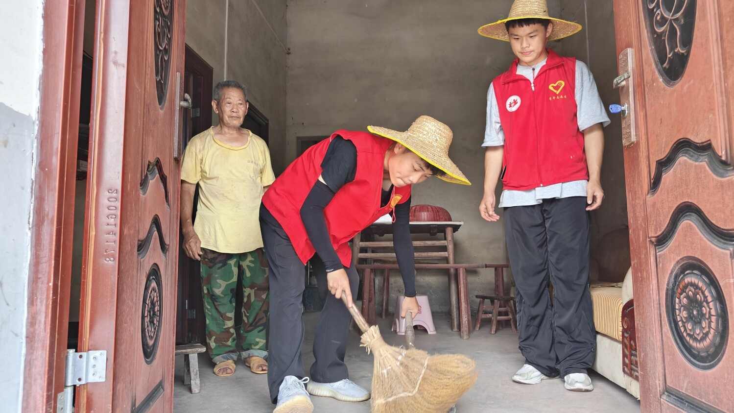 图5：图为帮助低保户打扫.jpg