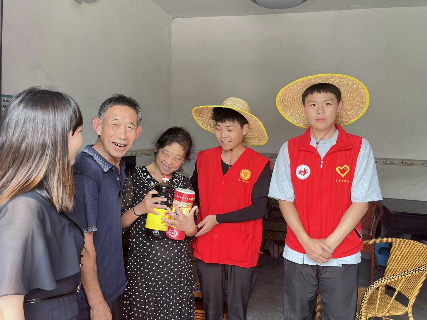 图6：图为为低保户送去慰问品.jpg