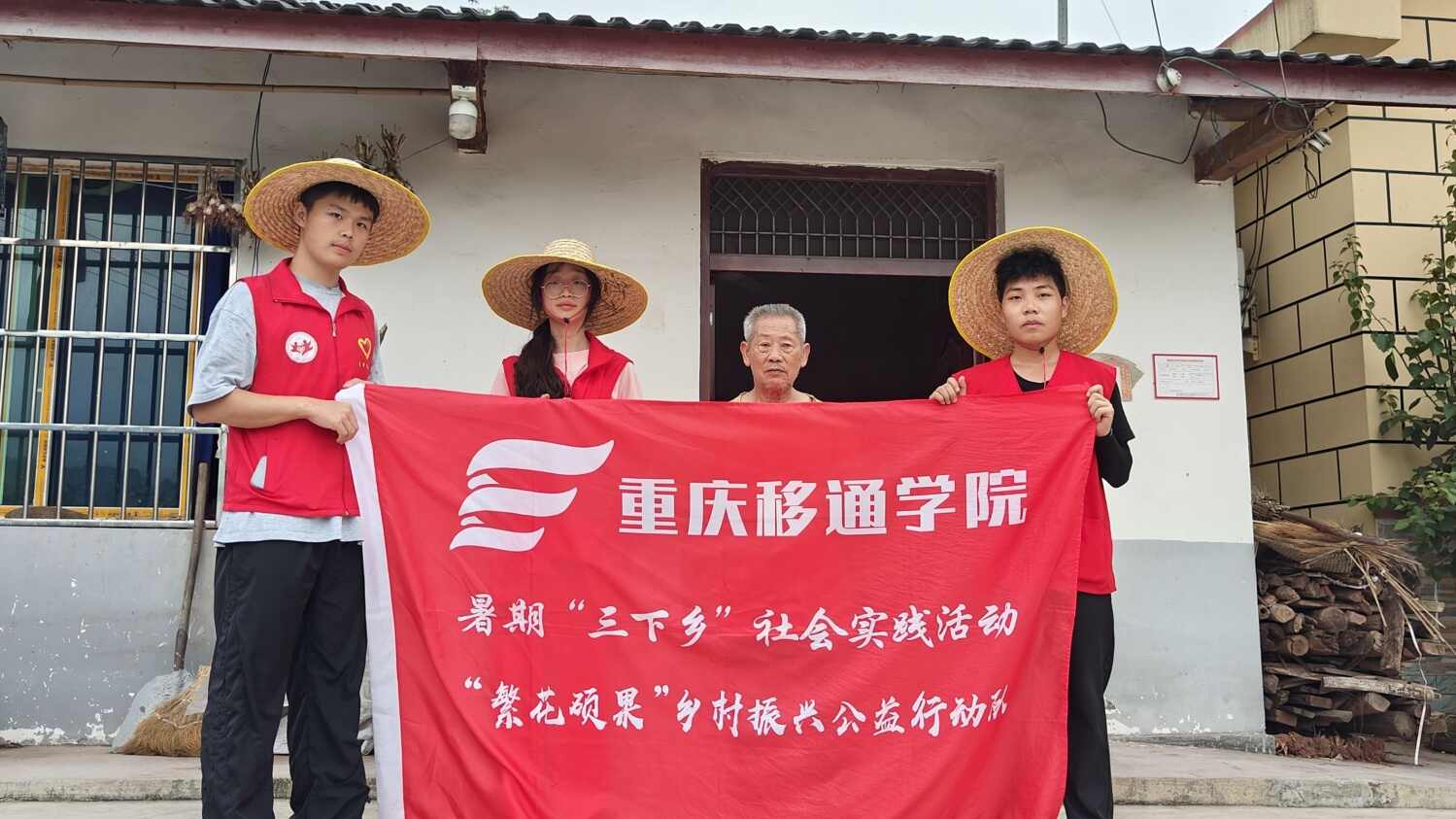 图7：图为访问低保户合照.jpg