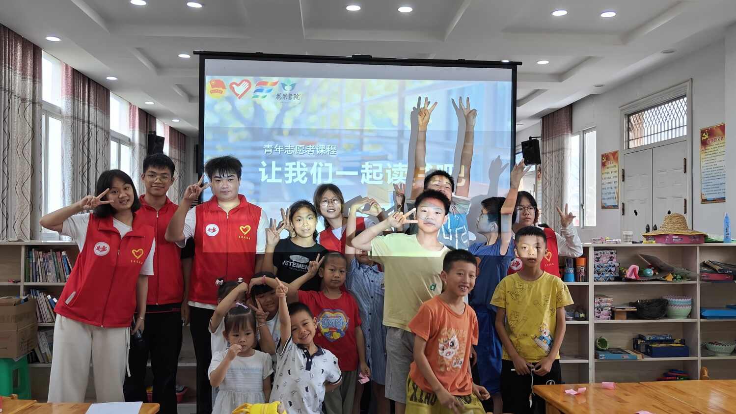 图4 ：图 为团队成员与孩子们的合影.jpg