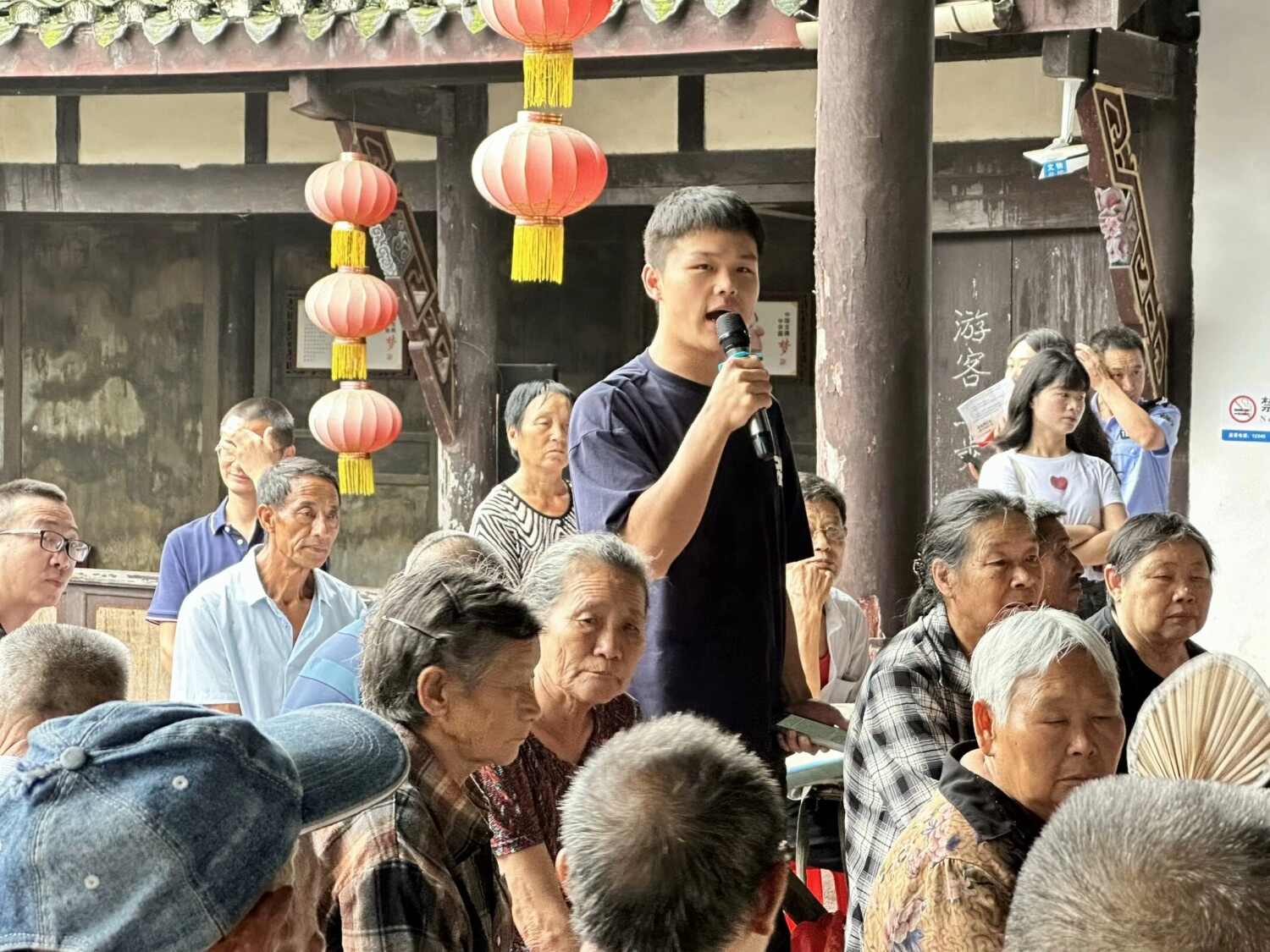 图6：图为团队成员进行文化宣讲.jpg