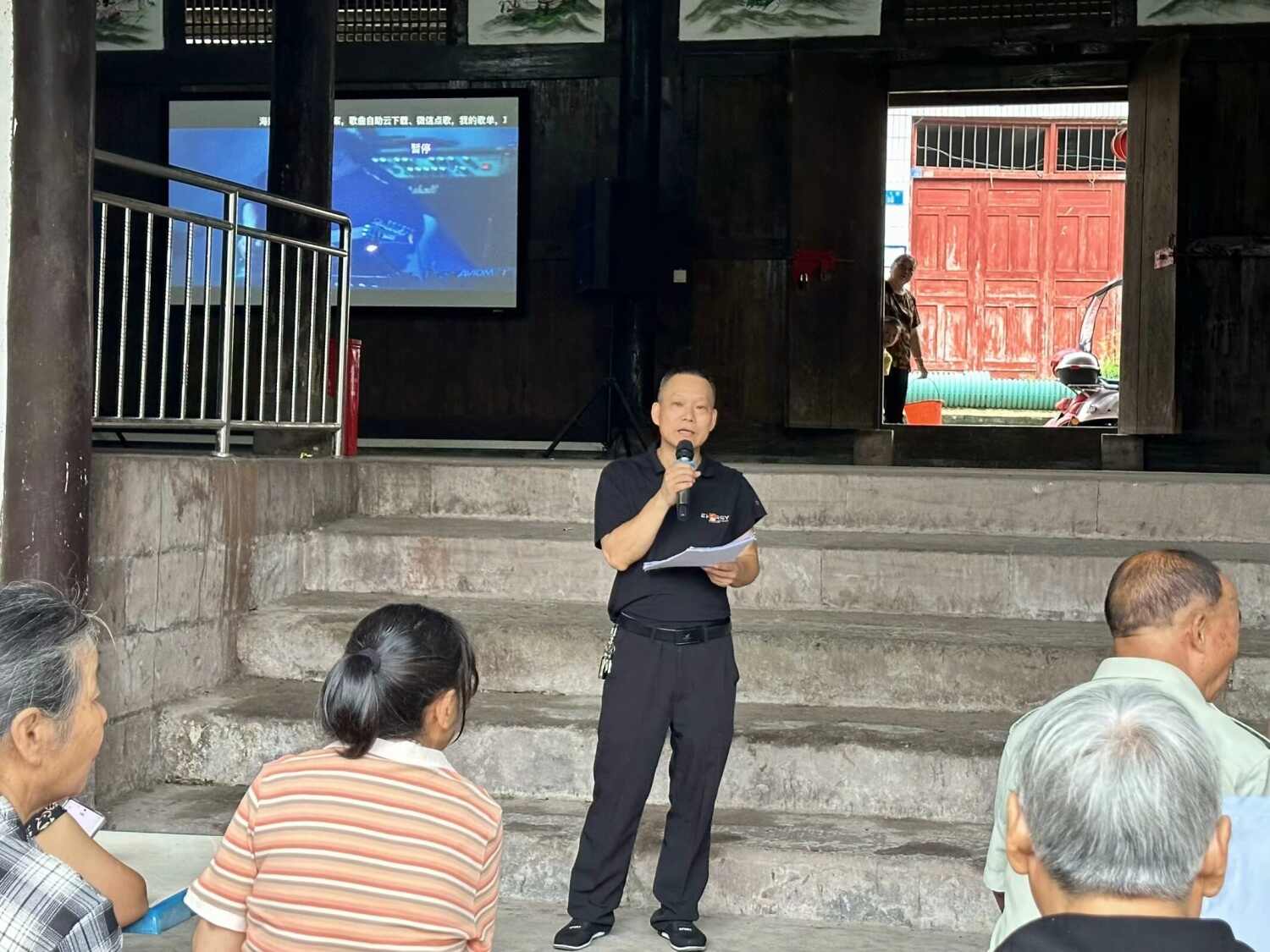 图7：图为唐书记进行宣讲.jpg