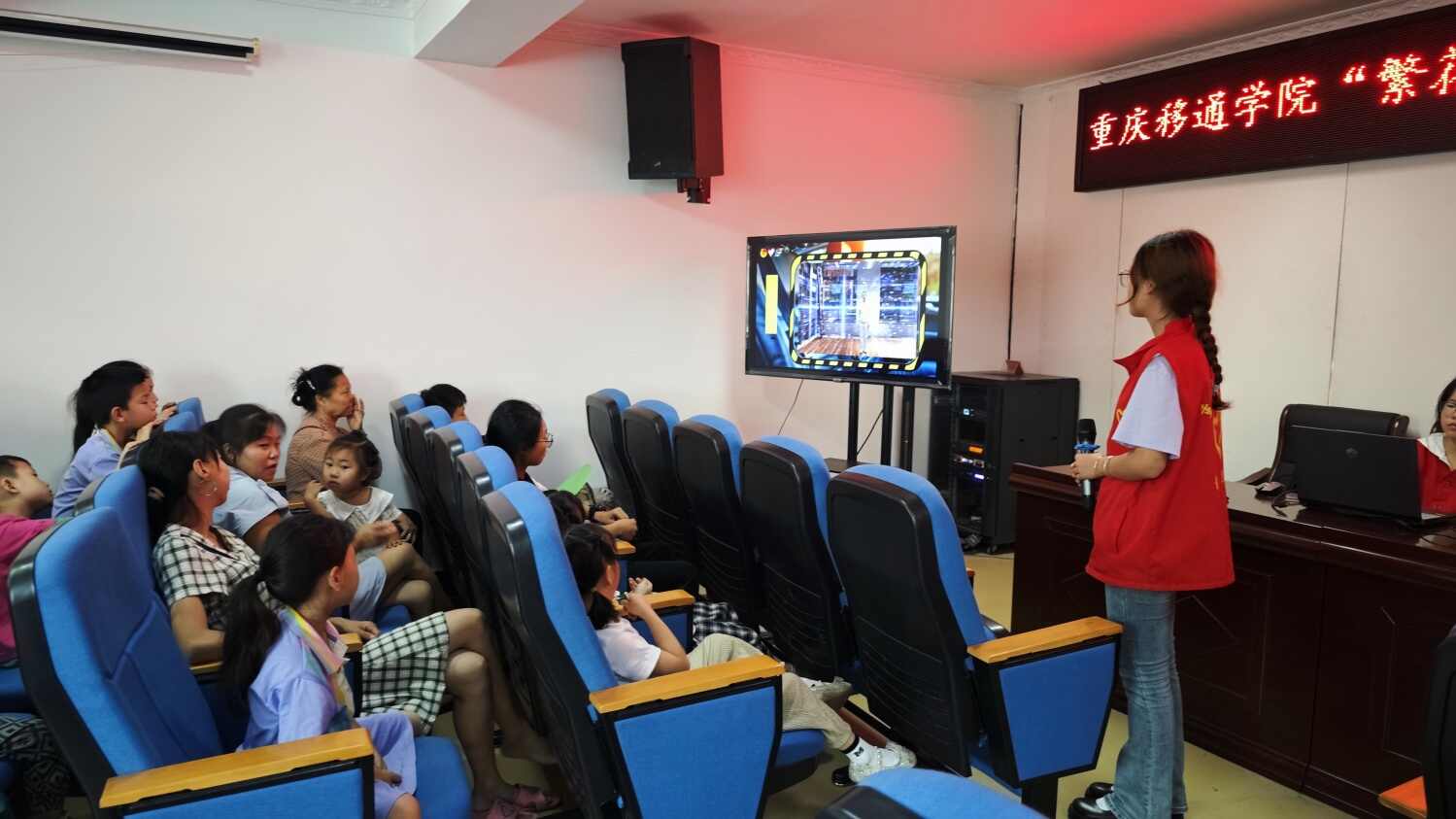 图9：图为团队成员为青少年儿童进行安全宣讲.jpg