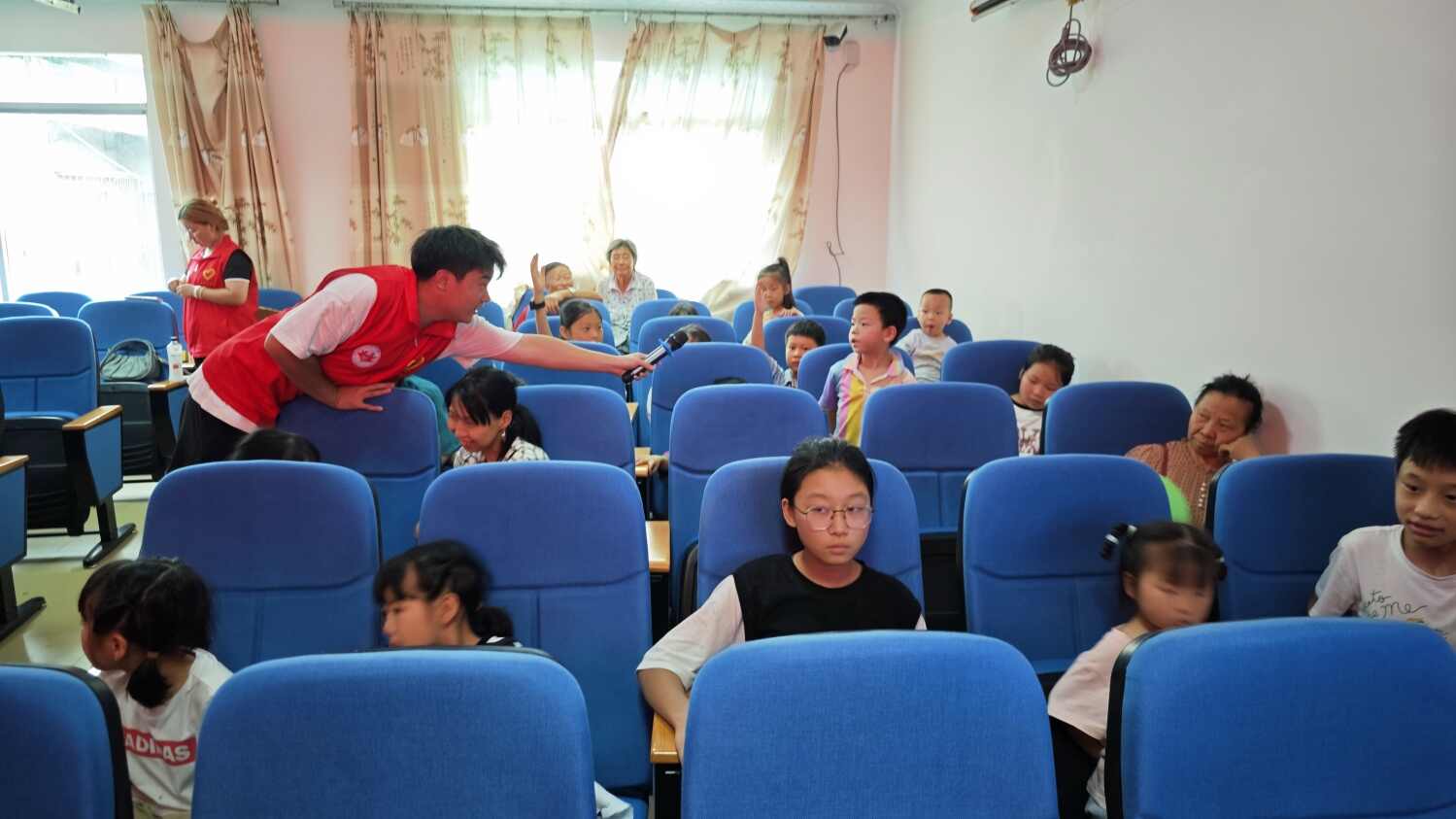 图10：图为团队成员与小朋友们互动.jpg