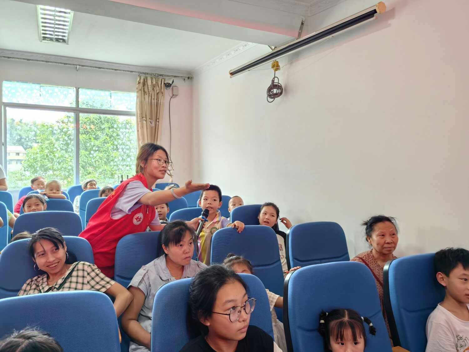 图11：图为小朋友们回答问题.jpg