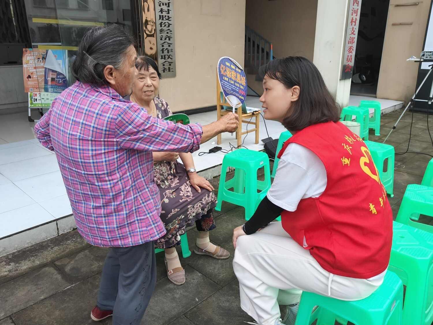 图12：图为团队成员与家长交流.jpg