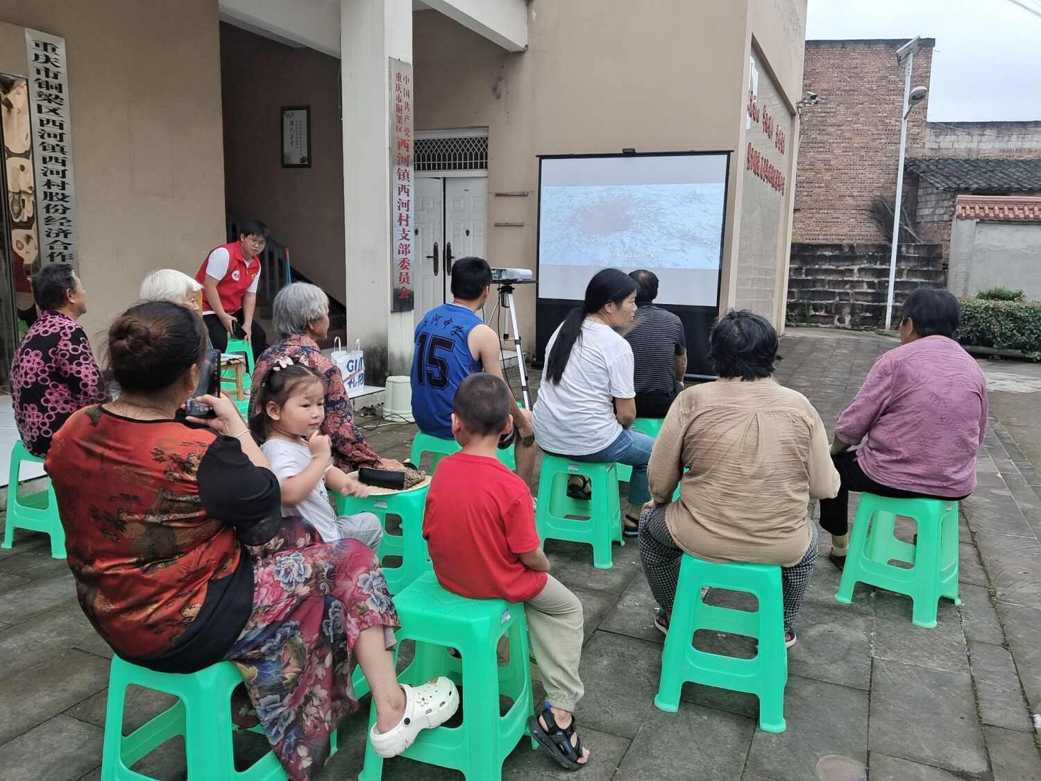 图13：图为小朋友与家长共同观看电影.jpg