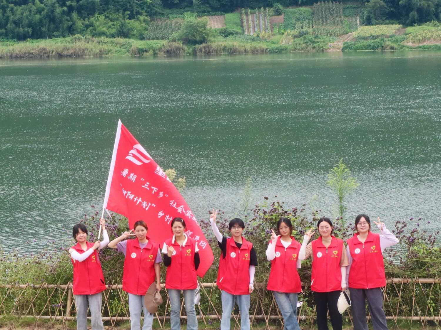 图5：图为志愿者考察合影.jpg