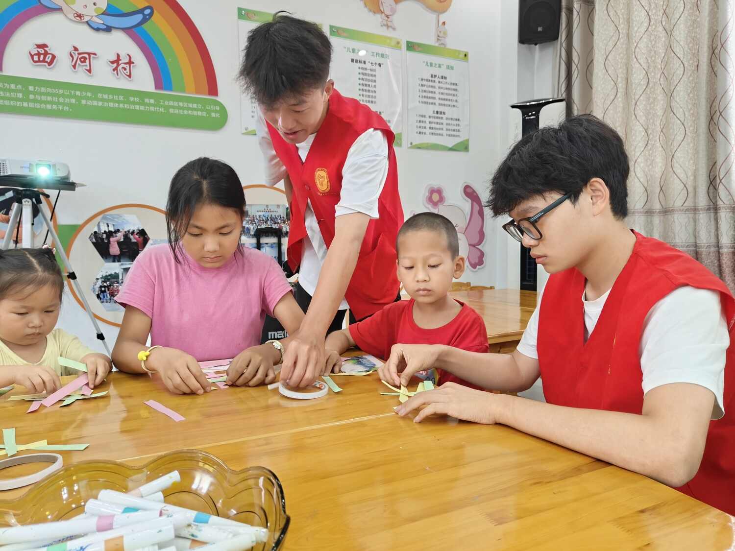 图5：图为团队成员与小朋友们体验非遗竹编.jpg