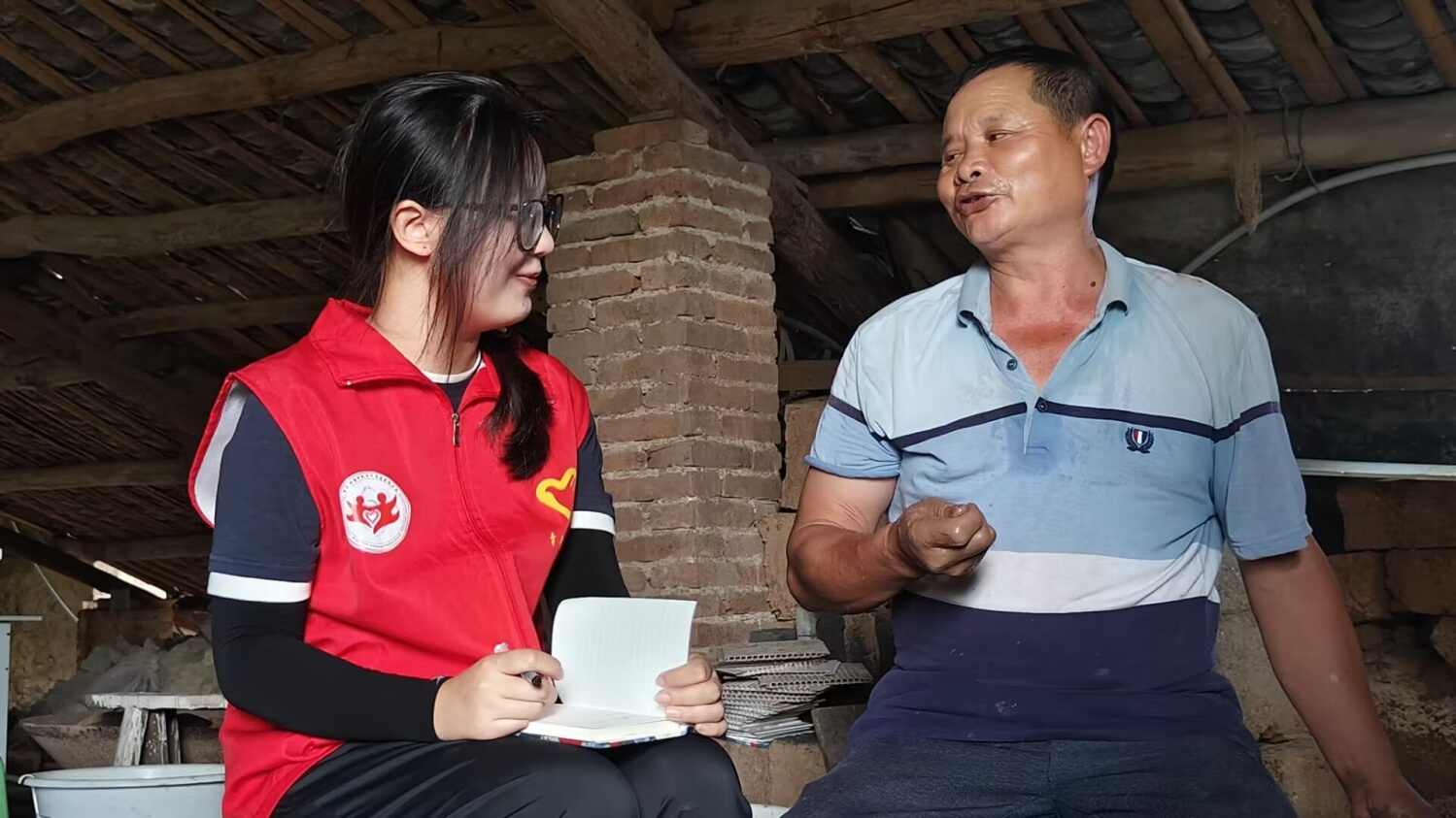 图7：图为成员与陶艺匠人进行访谈交流.jpg