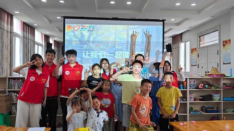 图4 ：图 为团队成员与孩子们的合影.jpg