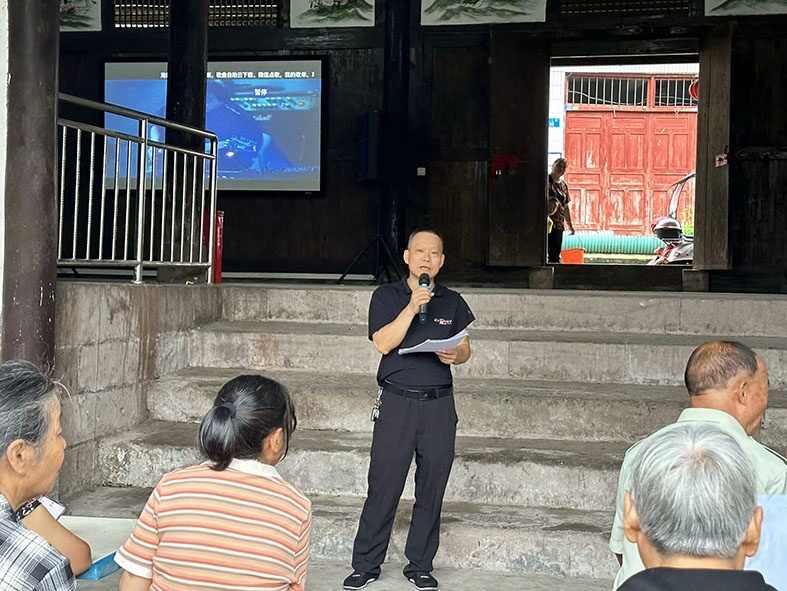 图7：图为唐书记进行宣讲.jpg