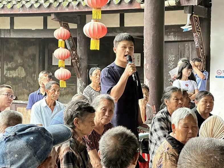 图6：图为团队成员进行文化宣讲.jpg