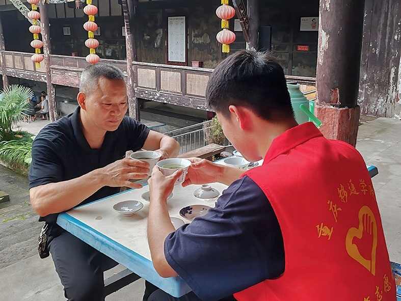 图5：图为团队成员与唐书记饮茶.jpg