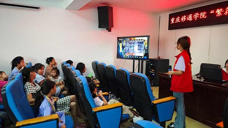 图9：图为团队成员为青少年儿童进行安全宣讲.jpg