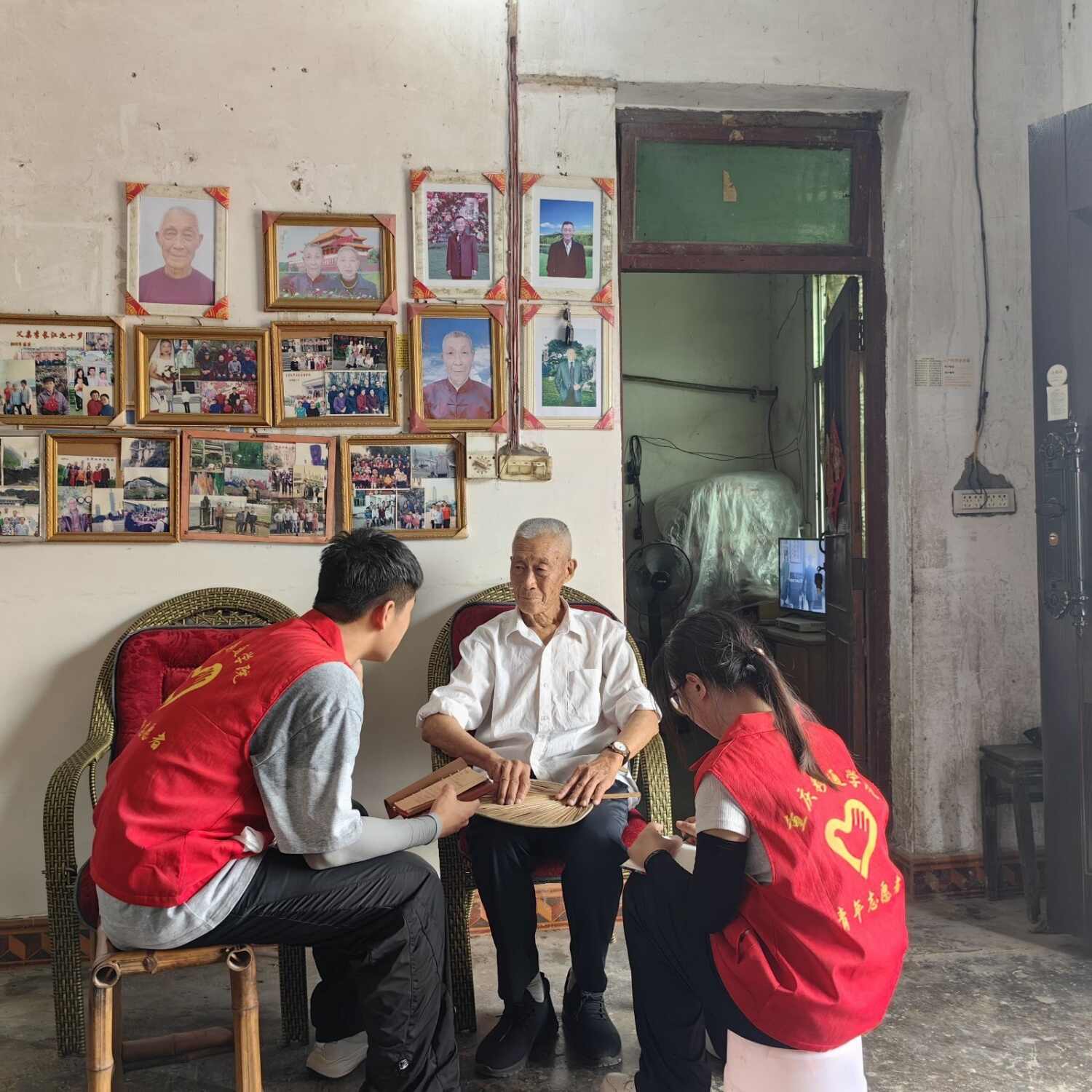 图11：图为团队成员走访退伍老兵.jpg