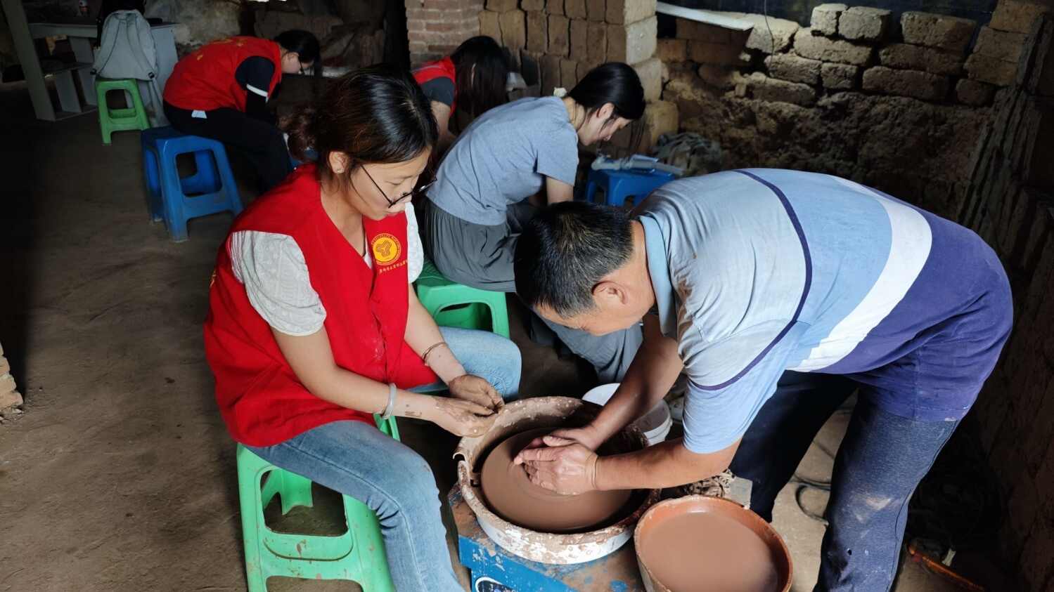 图13：图为非遗文化传承人教团队成员做土陶.jpg