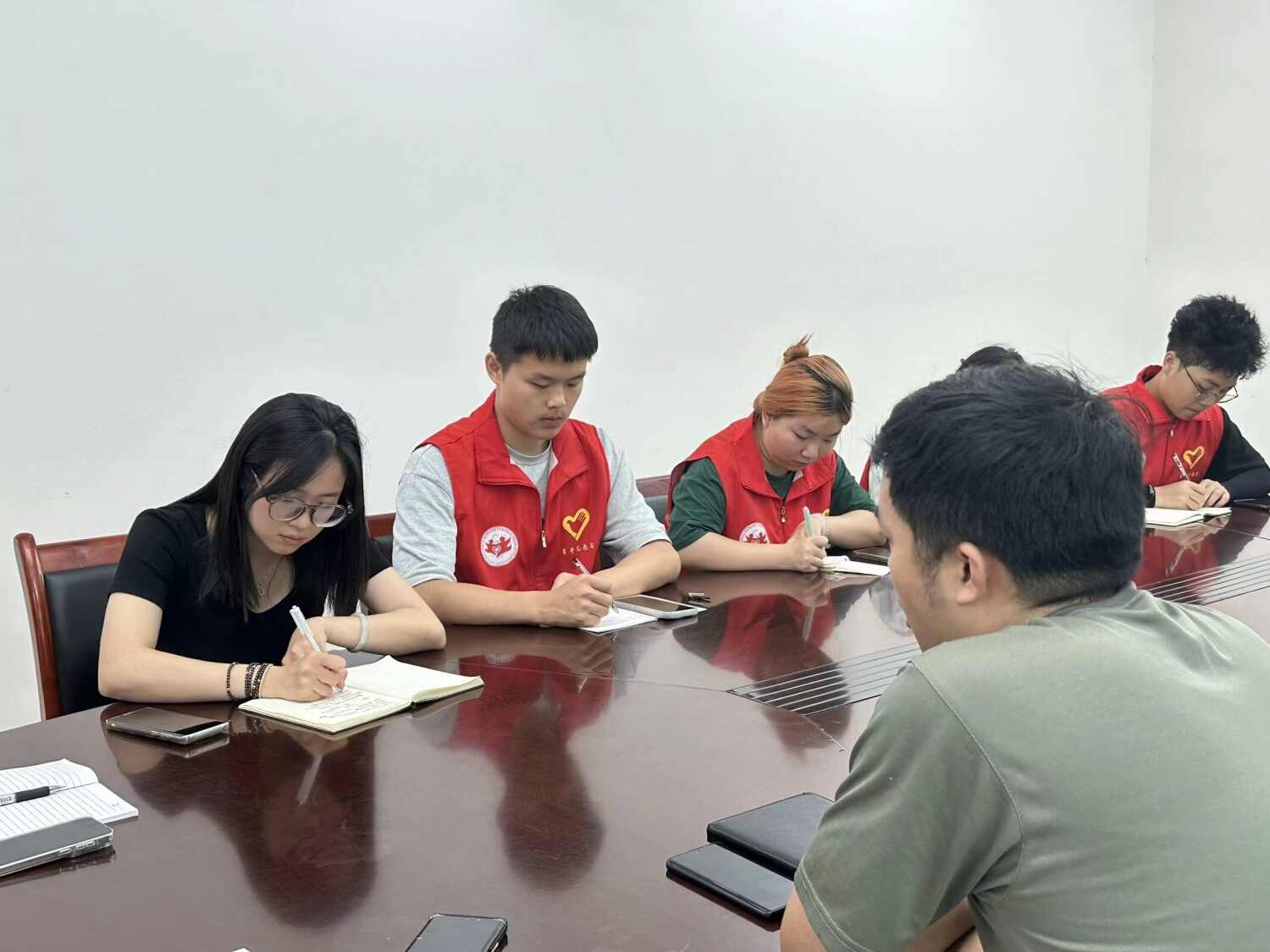 图14：图为团队成员与西河镇政府开展座谈会.jpg