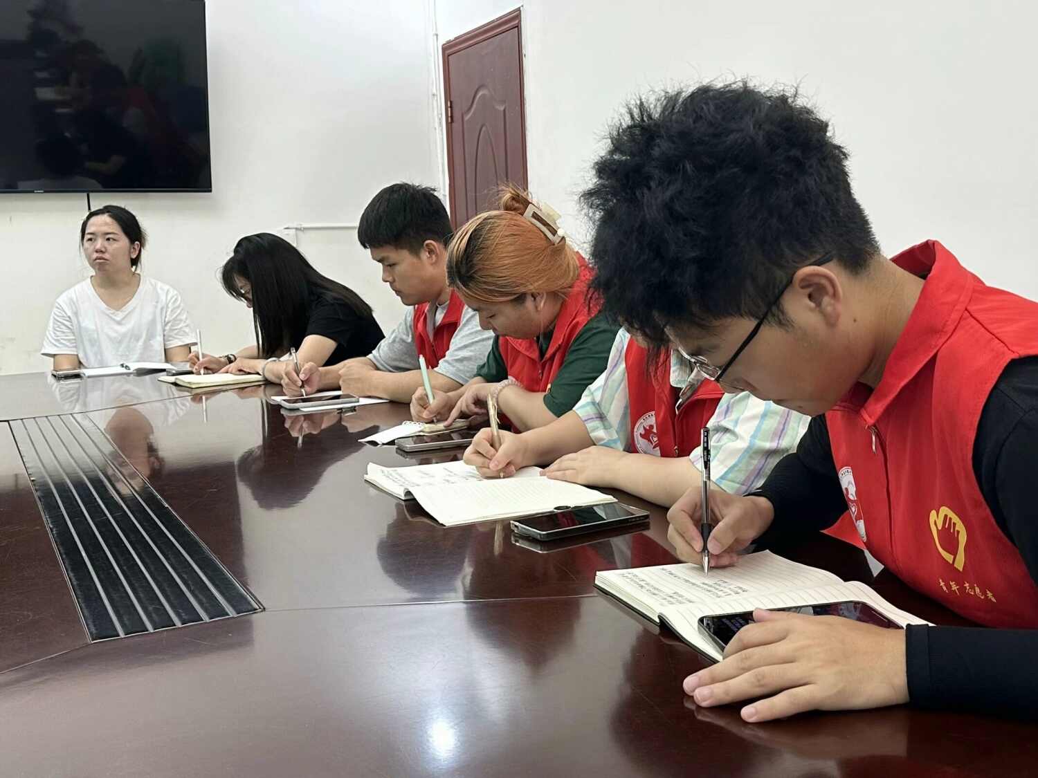 图15：图为团队成员做笔记.jpg