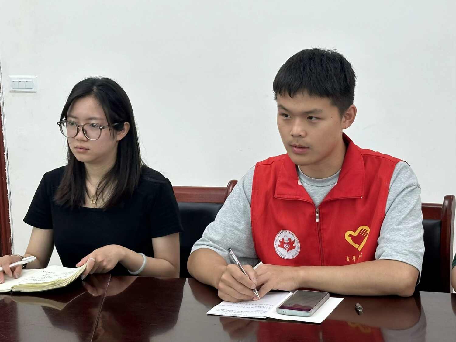 图16：图为团队成员聆听西河政府工作人员发言.jpg