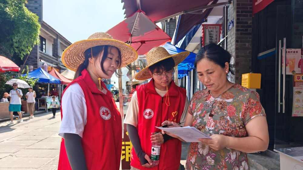 图4：图为团队成员与当地居民做生态环保交流.jpg