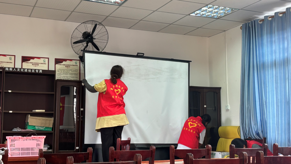 图5：图为团队成员筹备趣味课堂教学物资.png