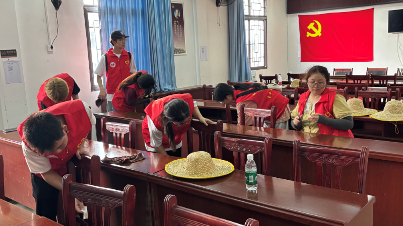 图6：图为团队成员打扫趣味课堂.png