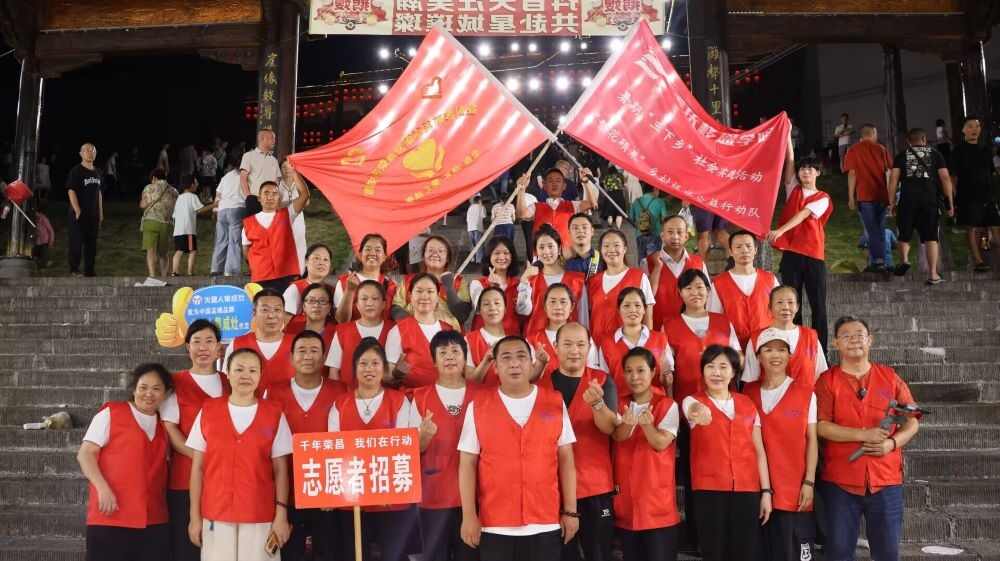 图8：图为团队成员协助”渝心万灵“志愿协会完成直播合影.jpg