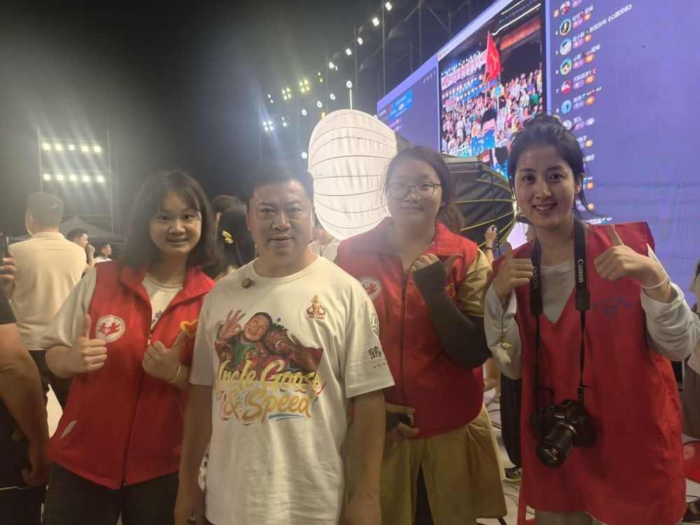 图9：图为团队成员和荣昌”卤鹅江哥“合影.jpg