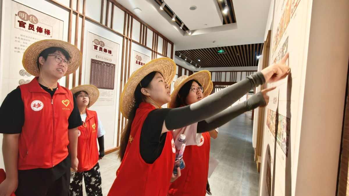 图6：团队成员相互交流.jpg