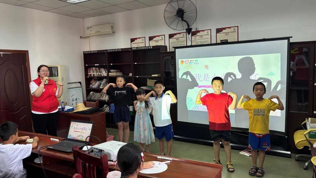 图8：团队成员引导小朋友做伸展运动.jpg