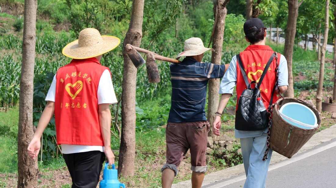 图13：团队成员跟随当地农户前往耕作地.jpg