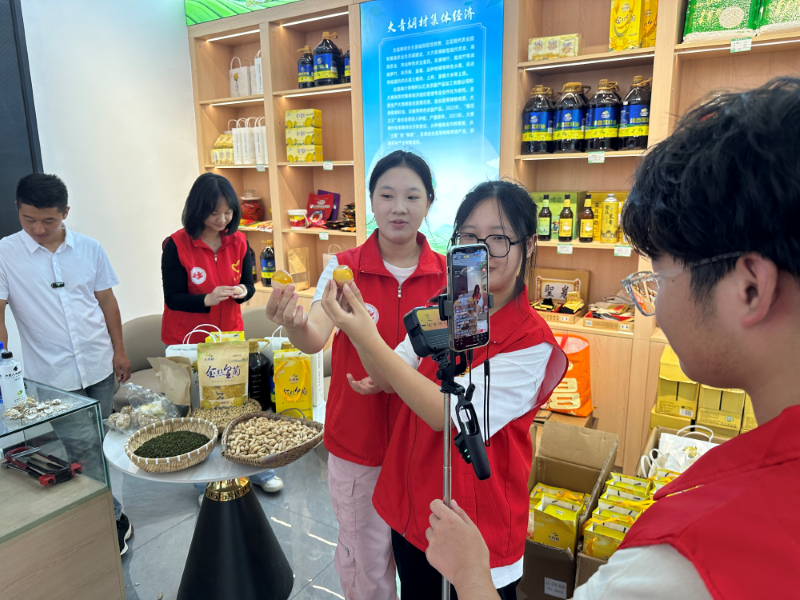 图5：图为团队队员直播带货.png