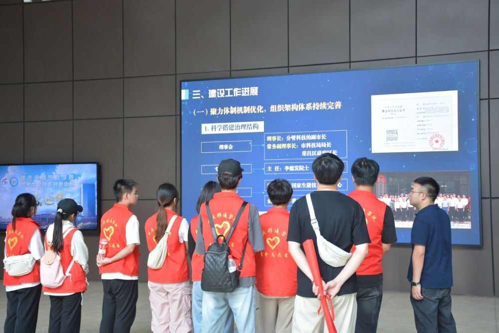 图7：图为团队队员在重庆市畜牧科学院研学参观.jpg