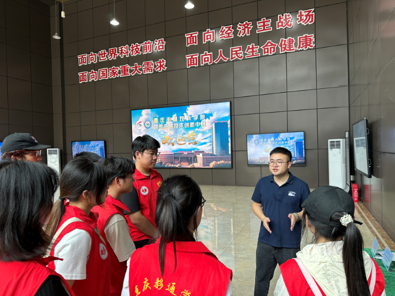 图8：图为团队队员与科学院主任交流.png