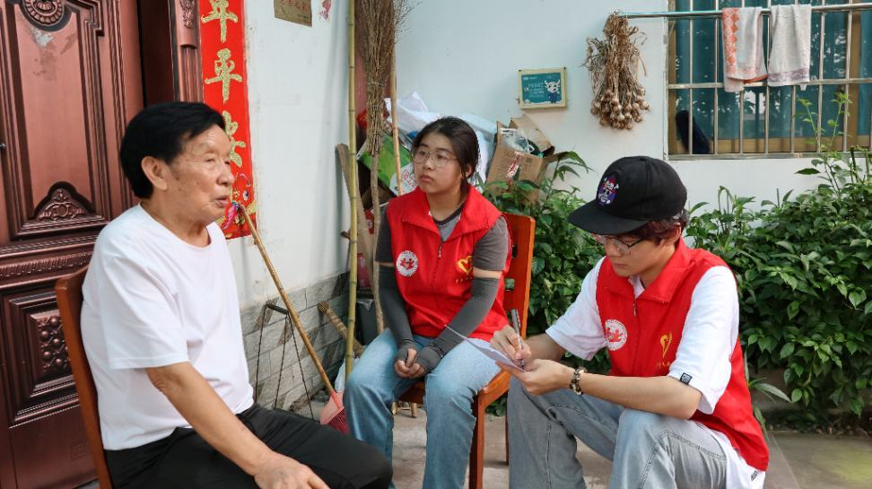 6：图为团队队员采访老兵.png